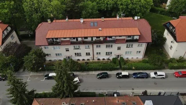 Skutečná fotografie bytového domu z dronu