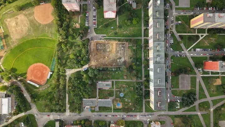 Dronový pohled na rozložení objektů a komunikací