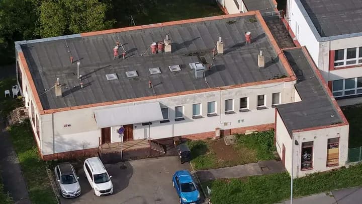 Letecký pohled na fasádu a střechu sousední budovy