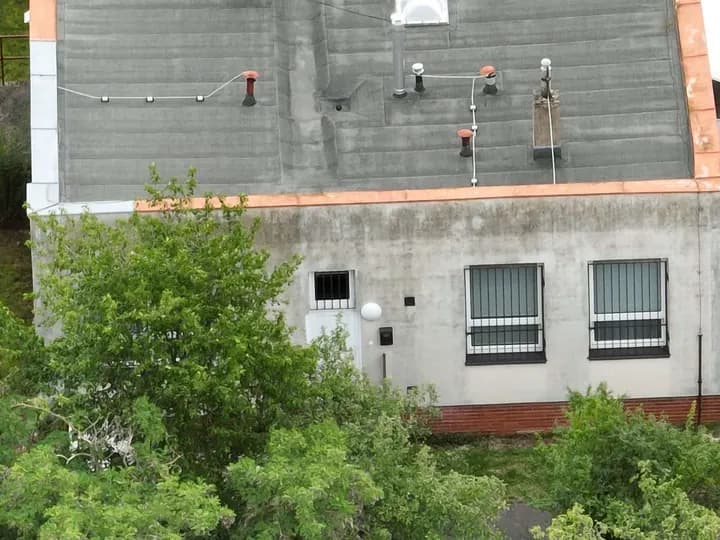 Pohled na část sousedního objektu a jeho fasádu