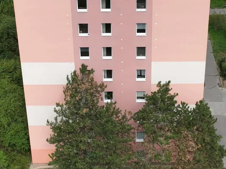 Dronový pohled na zástavbu okolo budoucího staveniště