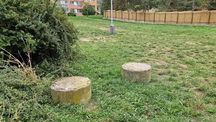 Dokumentace okolních travnatých a zpevněných ploch