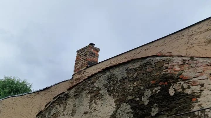 Viditelné poškození exteriéru přilehlé budovy