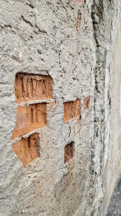 Zdokumentované povrchové poškození přilehlé budovy