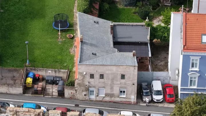 Dronový pohled na přilehlou budovu a její okolí