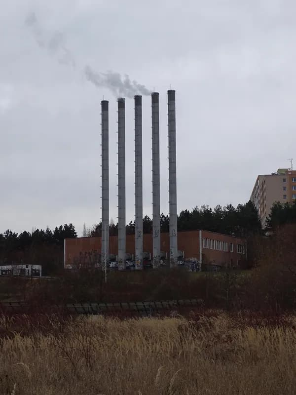 Fotografický pohled na blokovou kotelnu a komínové těleso