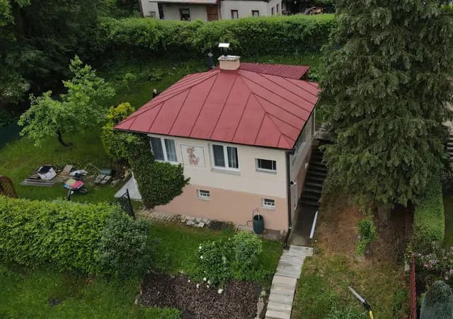 Letecký snímek domu z dronu