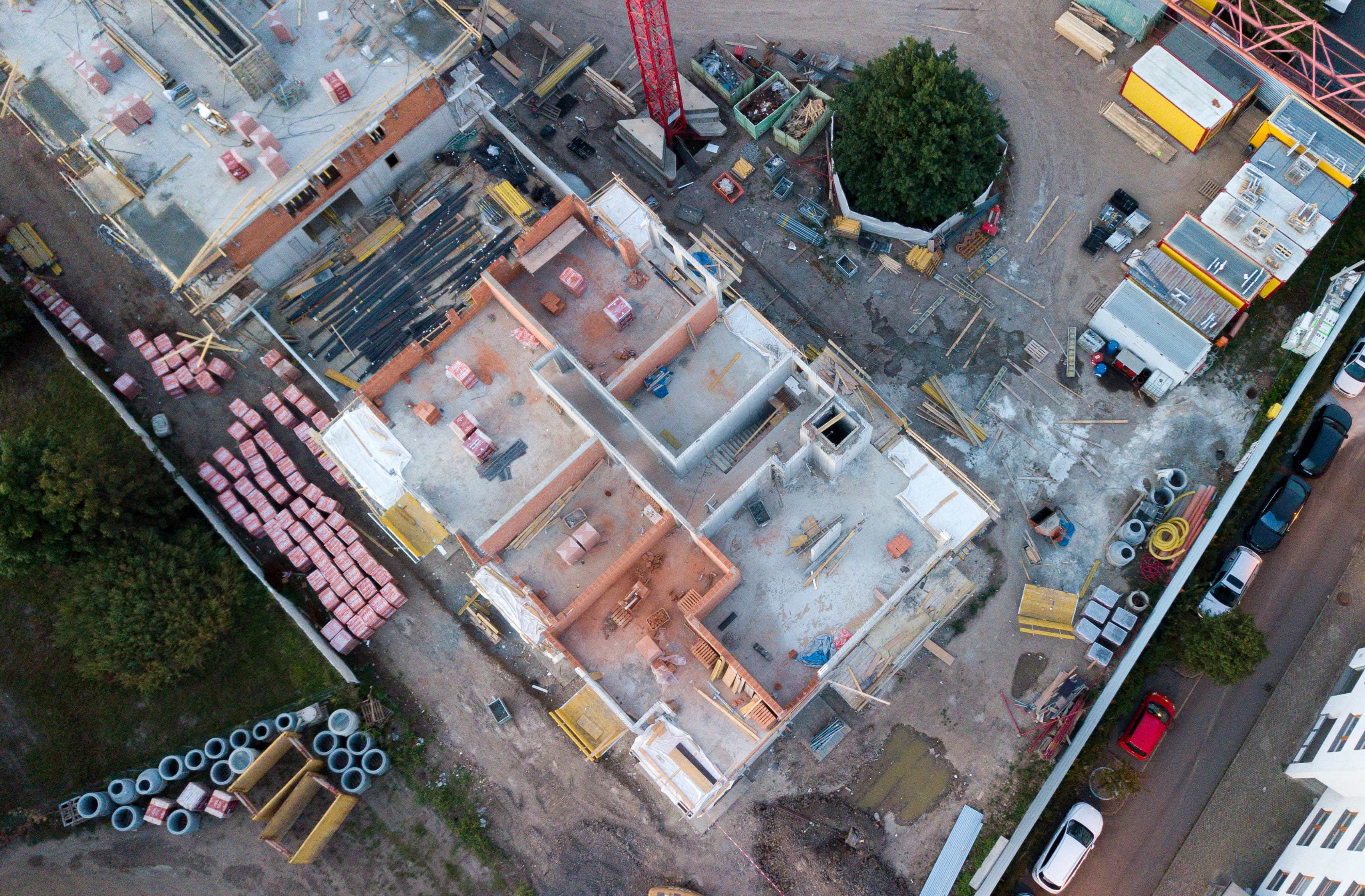 Letecký snímek stavby z dronu